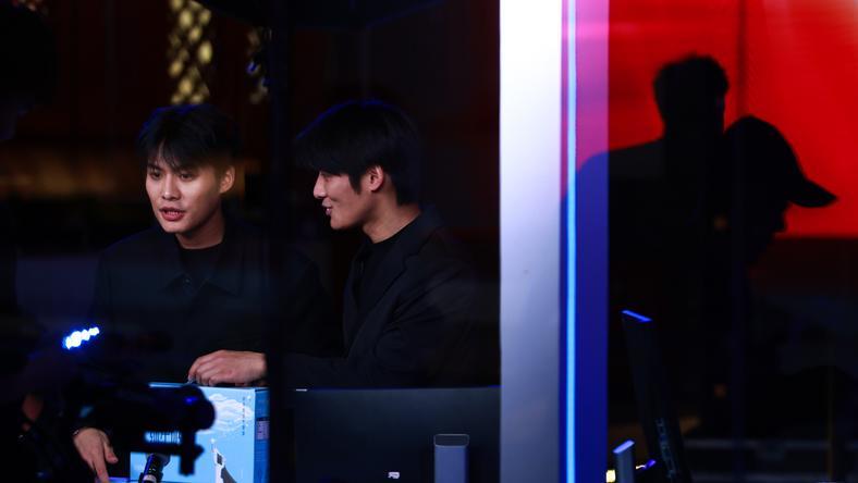 小杨臻选“复制”不了东方甄选